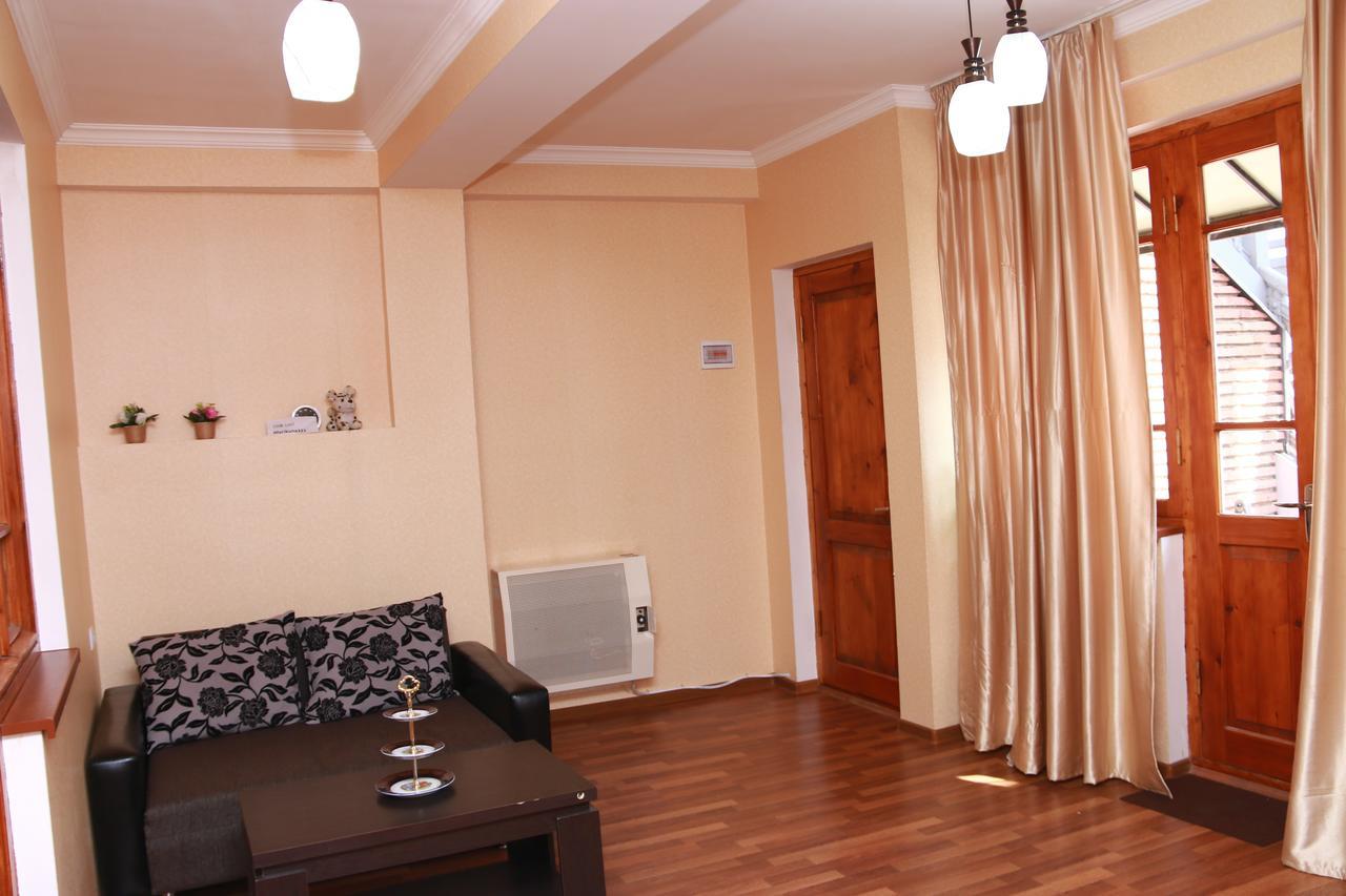 Apartment Nino Botanical Tbilisi Bagian luar foto